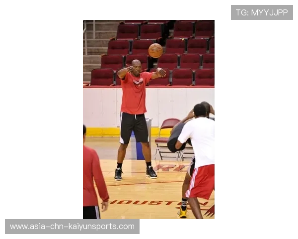 球员在传球训练中被要求完成“盲传”练习，视野与信任提升