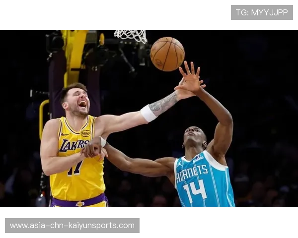 东契奇在太阳双人包夹下命中logo三分，太阳末节崩盘负于独行侠